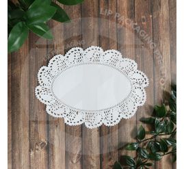 Stack of oval-shaped white paper doyley papers, size 6.5 inches by 9 inches, with a decorative lace border 花底纸.
